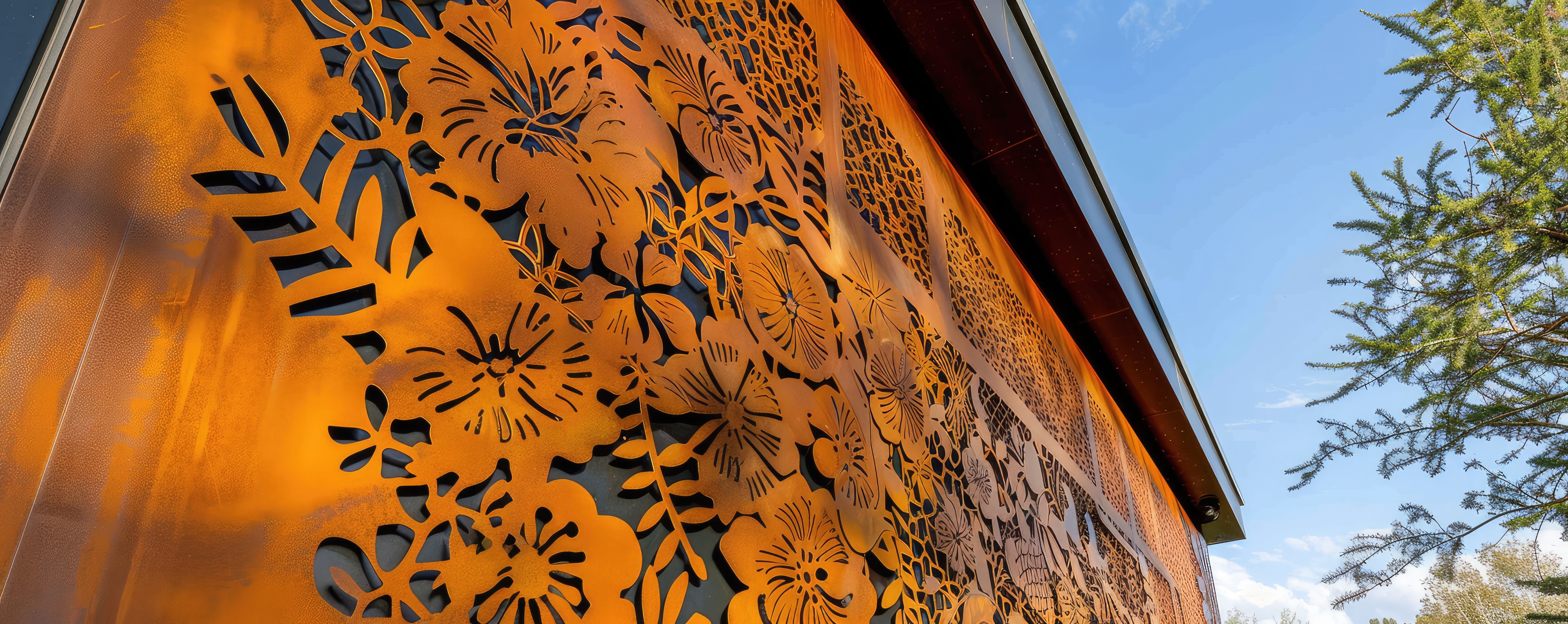 Cortenstahl Sichtschutzelement mit floralen Mustern an Hauswand