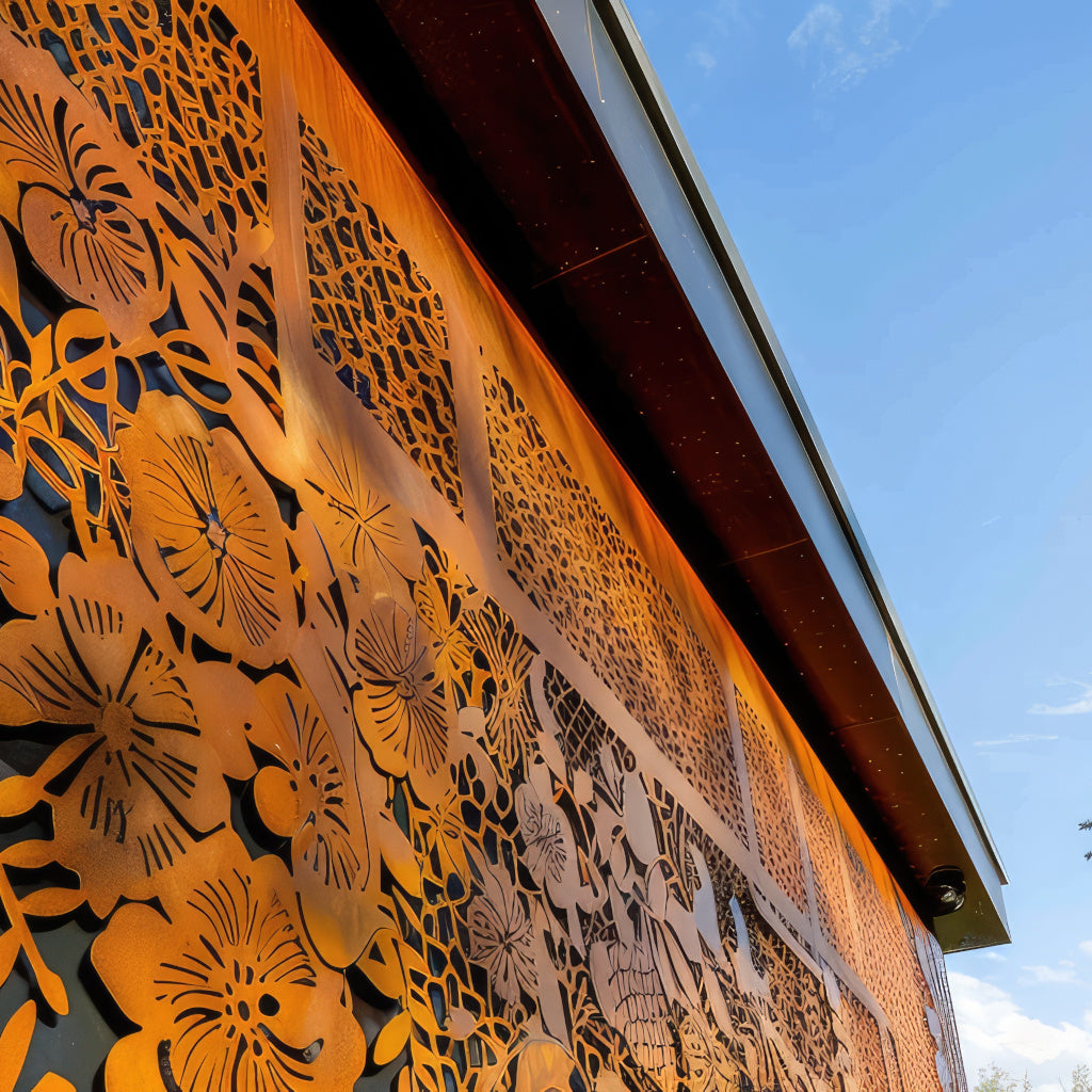 Sichtschutz aus Cortenstahl mit floralem Lasermotiv an Gebäude