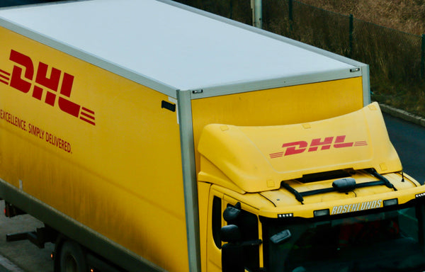 Gelber DHL Lieferwagen mit Kofferaufbau von oben